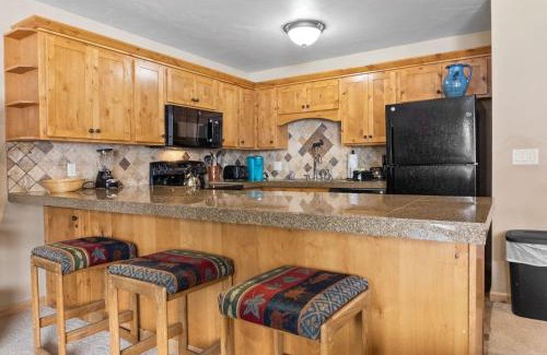 Four O'Clock House | Cozy Ski In Ski Out Walk to Main St