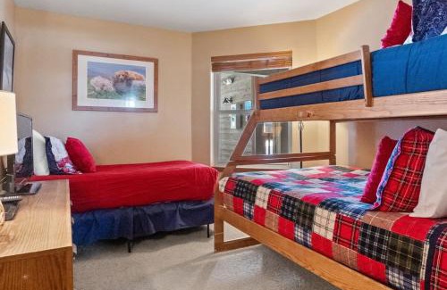 Four O'Clock House | Cozy Ski In Ski Out Walk to Main St