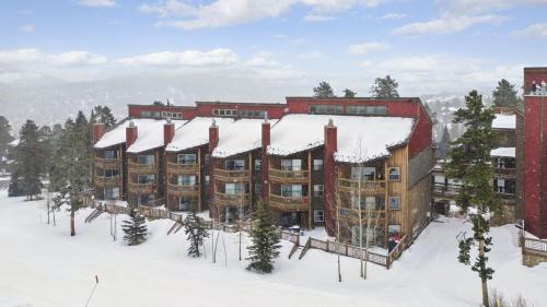 Four O'Clock House | Cozy Ski In Ski Out Walk to Main St