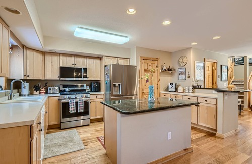 Warrior's Mark House | Cozy Three Bedroom Townhome. Minutes to Town and Slopes, Mountain Views