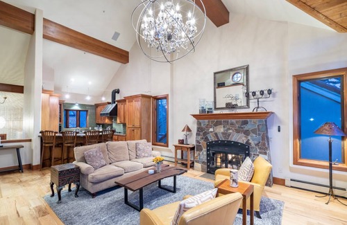 Mountain Village House | CRYSTAL VIEW