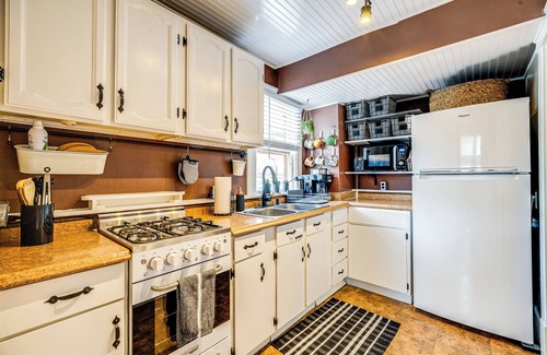 Manitou Springs Condo | Deck & Fire Pit: Manitou Mountain Retreat