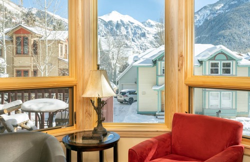 Telluride Condo | Delightful mountain condo with balcony - walk to lifts