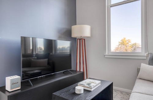Transit Village Apartment | Deluxe Boulder 1BR w/ Pool, W/D & Spa, nr Google Campus, by Blueground