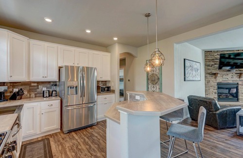 Leadville House | Delwyn House- PET FRIENDLY-15 Min to Ski Cooper w/HOT TUB!
