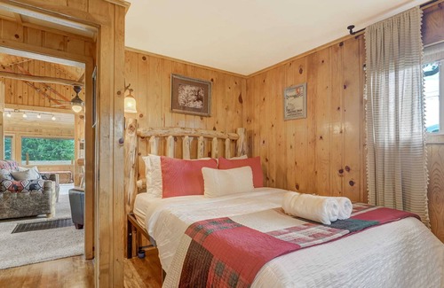 Woodland Park Cabin | Dewdrop Peak! Nature Escape Hot Tub BBQ
