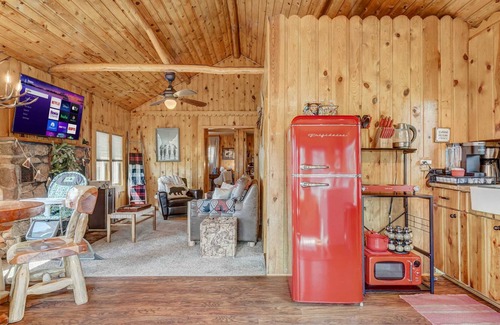 Woodland Park Cabin | Dewdrop Peak! Nature Escape Hot Tub BBQ