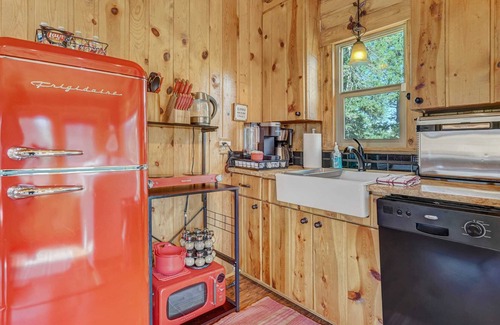 Woodland Park Cabin | Dewdrop Peak! Nature Escape Hot Tub BBQ