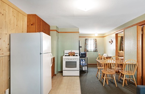 South Fork Cabin | Dog-friendly cabin w/shared grill & great location - walk to dining & shopping