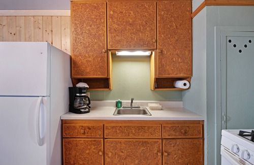 South Fork Cabin | Dog-friendly cabin w/shared grill & great location - walk to dining & shopping