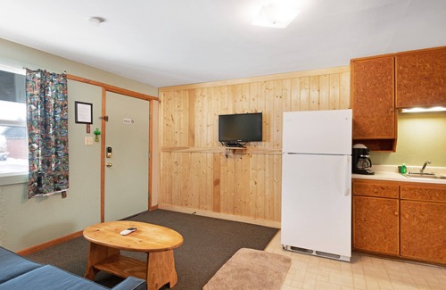 South Fork Cabin | Dog-friendly cabin w/shared grill & great location - walk to dining & shopping