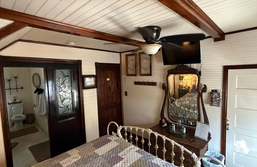 Glenwood Springs Bed & Breakfast | Downtown BnB King Bed Clawfoot Tub & Hot Tub