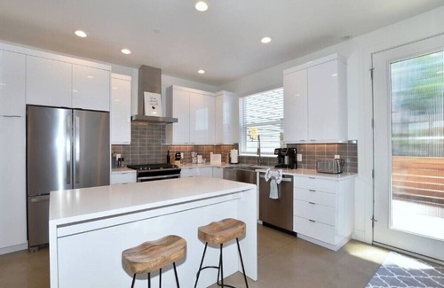 Old Town North House | Elegant Mountain Haven | King Bed & Fireplaces