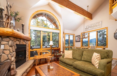 Four O'Clock House | Elk Ridge 430 Townhome: Hot Tub, Easy Access to Shuttle/Skiing!