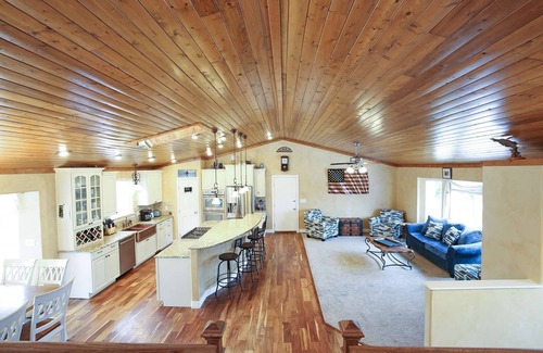 Gleneagle House | Entertaining at its Best, Minutes from AF Academy, Gourmet Kitchen,Gazebo, Fire Pit,Wifi, Pool Table