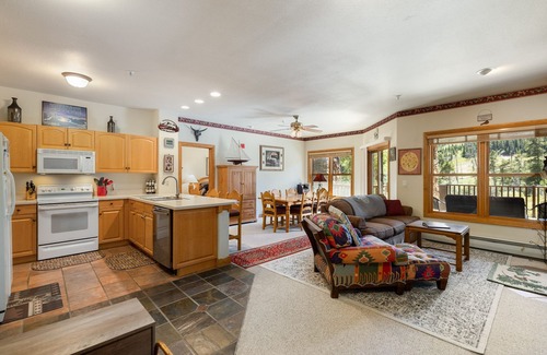 Mountain House Condo | Extra Large Condo, Amazing Views, Community Hot Tub - Quick Walk to Slopes!