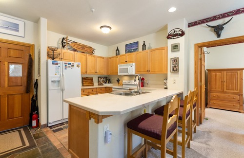 Mountain House Condo | Extra Large Condo, Amazing Views, Community Hot Tub - Quick Walk to Slopes!