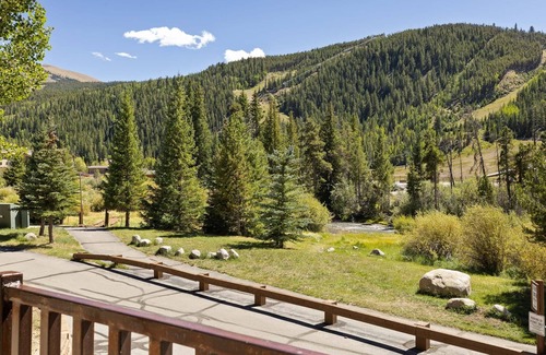 Mountain House Condo | Extra Large Condo, Amazing Views, Community Hot Tub - Quick Walk to Slopes!