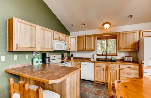 Valley of the Sun Cabin | Family Friendly Home w/Game Room, Hot Tub, Telescope, Starlink Internet - Lunar View