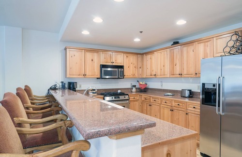 Mountain Village Condo | Family-Friendly 2-Bedroom Condo Tucked in the Woods
