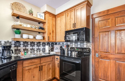 Granby Condo | Fantastic Two-Bedroom Condo W/Shared Hot Tub, Private Washer & Dryer, Free WiFi!