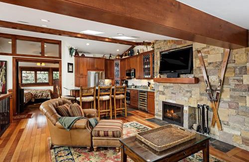 Aspen House | Fasching Haus Unit 5, Deluxe Condo with Great Natural Light & Amazing Location