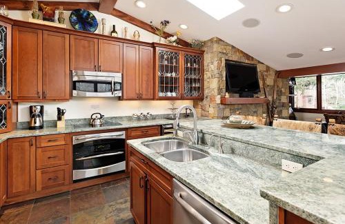 Aspen House | Fasching Haus Unit 5, Deluxe Condo with Great Natural Light & Amazing Location