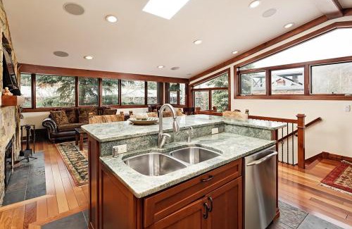Aspen House | Fasching Haus Unit 5, Deluxe Condo with Great Natural Light & Amazing Location