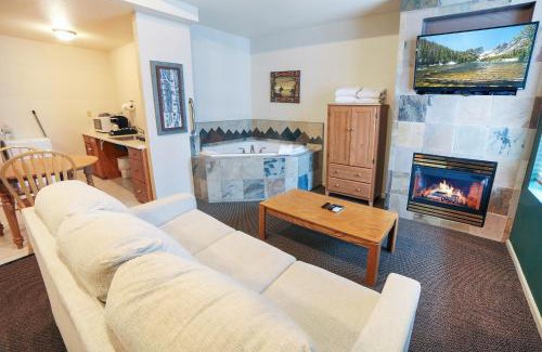 Estes Park Apartment | Fawn Valley Inn- 104 condo