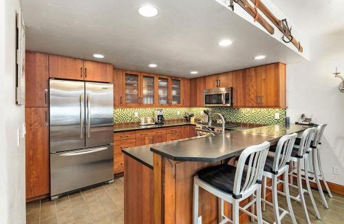 Aspen House | Fifth Avenue Unit 8, Condo with Extra Murphy Bed + Access to Pool & Hot Tub