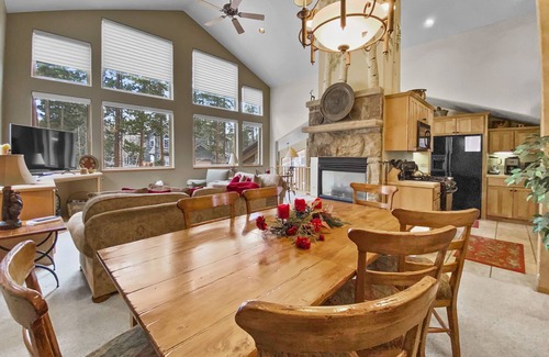 Warrior's Mark West House | Free SkyCard Act-Home, Private Hot Tub, Perfect For Large Families-Gold King Cha