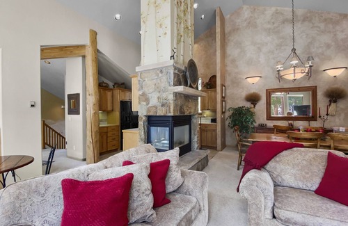 Warrior's Mark West House | Free SkyCard Act-Home, Private Hot Tub, Perfect For Large Families-Gold King Cha