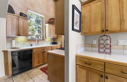 Warrior's Mark West House | Free SkyCard Act-Home, Private Hot Tub, Perfect For Large Families-Gold King Cha