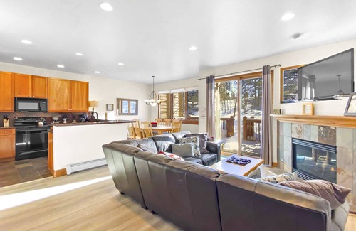 The Highlands House | FREE SkyCard Activities - Cozy Townhome, Private Hot Tub, Mountain Views - Highland Greens Pine