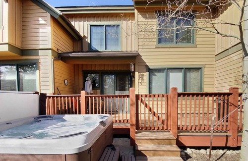 The Highlands House | FREE SkyCard Activities - Cozy Townhome, Private Hot Tub, Mountain Views - Highland Greens Pine