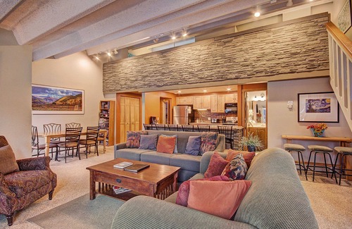 Warrior's Mark Condo | Free SkyCard Activities - Spacious Condo, Walk to Ski Lifts, Pool & Hot Tubs