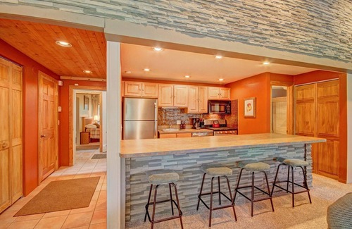 Warrior's Mark Condo | Free SkyCard Activities - Spacious Condo, Walk to Ski Lifts, Pool & Hot Tubs