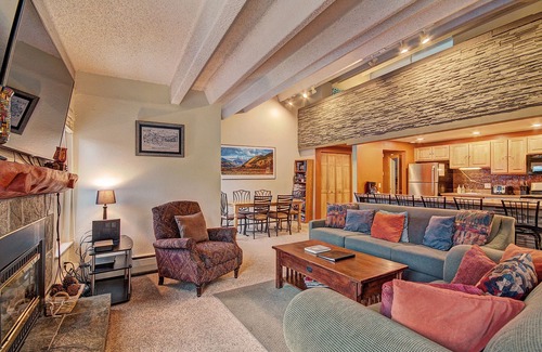 Warrior's Mark Condo | Free SkyCard Activities - Spacious Condo, Walk to Ski Lifts, Pool & Hot Tubs