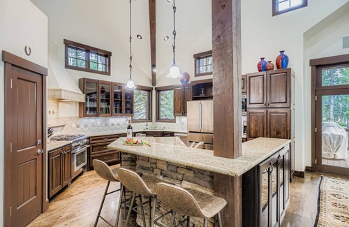Forest Hills House | Free VIP Shuttle, Hot Tub, Views!