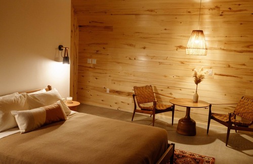 Center House | Frontier Drive-Inn | Suite 11