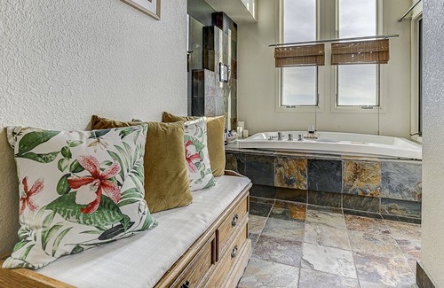 Mountain Shadows House | Garden of the Gods Retreat: Family-Friendly w/Hot Tub