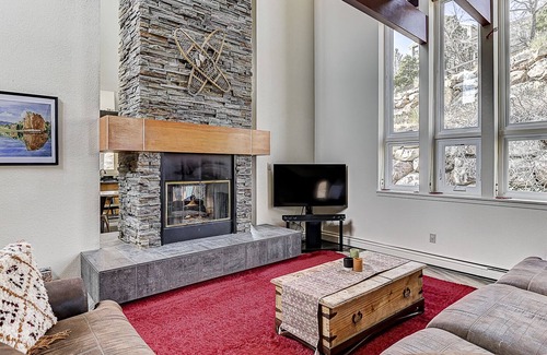 Mountain Shadows House | Garden of the Gods Retreat: Family-Friendly w/Hot Tub