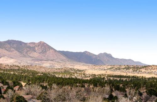 Northwest Colorado Springs House | Golden Hills Retreat A