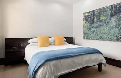 Aspen House | Gorgeous 6/7 Bedroom home Aspen, Gym, Hot Tub!