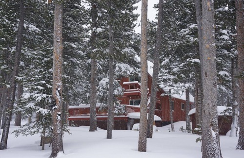 Saint Mary's Cabin | Gorgeous Mountain Cabin with Hot Tub and Glacier hiking year round