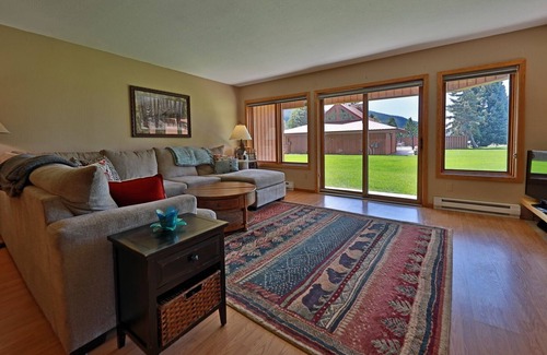 Grand Lake Condo | Grand Lake Oasis: Lakeside Condo near Rocky Mountain Nat Park