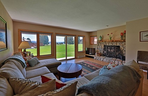 Grand Lake Condo | Grand Lake Oasis: Lakeside Condo near Rocky Mountain Nat Park