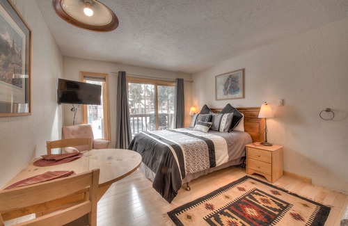 Four O'Clock Apartment | Great Ski-In Studio, 200 Steps to Ski Lift, 5min. Walk To Main St.