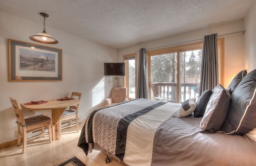 Four O'Clock Apartment | Great Ski-In Studio, 200 Steps to Ski Lift, 5min. Walk To Main St.