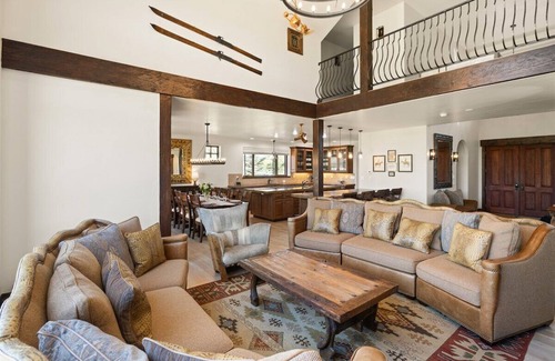 Carbondale House | Green Meadow Vista | Sleeps 16, Hot Tub, A/C